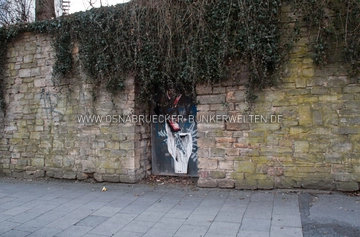 Der noch erhaltene Bunkereingang am "Wiener Wall". Bunkereingang am "Wiener Wall"