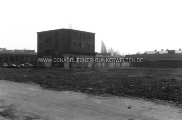 Blick auf die letzten Überbleibsel des Karmann-Werks an der Weidenstraße bzw. Adolfstraße in Osnabrück. Die Produktion war bereits während des Kriegs in Teilen in den Fledder verlegt worden. Rechts neben dem leerstehenden Gebäude in der Bildmitte ist der ehemalige Luftschutzbunker zu erkennen. Karmann an der Weidenstraße in Osnabrück