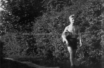 Luftwaffenhelfer in sommerlicher Kleidung. Wo diese Aufnahme genau entstand, ist unklar. Junger Luftwaffenhelfer am Kalkhügel