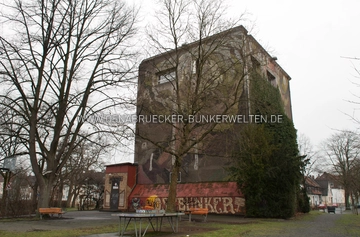Der Ostbunker in Osnabrück, Blick auf die westliche Fassade, welche während des Kriegs von einer Sprengbombe getroffen wurde. Ostbunker Osnabrück