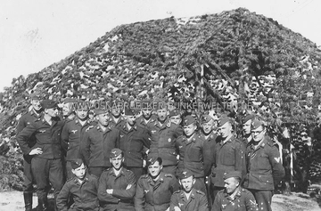 Gruppenfoto vor einem Flakhochstand in Halen bei Achmer, aufgenommen im April 1942. Gruppenfoto vor Flakturm