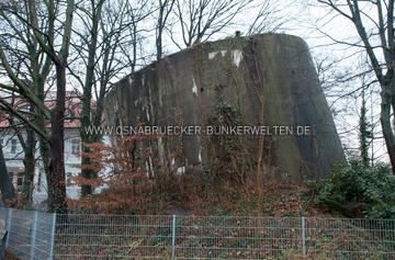 Der Rundbunker Hoffmeyerplatz vom angrenzenden Spielplatz aus gesehen. Kleinhochbunker Hoffmeyerplatz Osnabrück