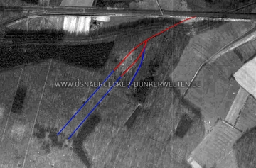 US-Luftaufnahme vom Hörner Bruch aus dem Frühjahr 1945 mit markiertem mutmaßlichen Verlauf der ehemaligen Gleise. Rot markiert sind die durch starke Schattenwürfe mehr oder weniger klar ersichtlichen Gleise, blau sind mutmaßliche Gleise vermerkt. Luftaufnahme Hörner Bruch 1945