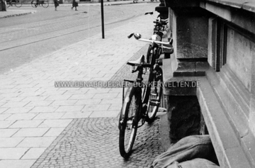 Sandsäcke vor dem Kellergeschoss des Postamts an der Ecke Möserstraße und Wittekindstraße in Osnabrück, 1939 Sandsäcke vor dem Postamt
