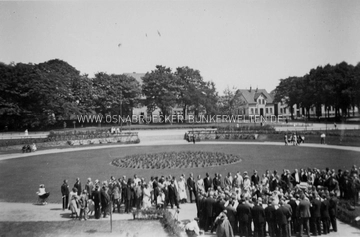 Der Hindenburgplatz in Osnabrück im Juni 1931. Während des 2. Weltkriegs befand sich hier ein Luftschutz-Deckungsgraben für 200 Personen. Heute trägt die Parkanlage den Namen Willy-Brandt-Platz. Hindenburgplatz Osnabrück 1931