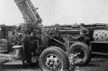 Flakhelfer an einem Flak-Geschütz in der Stellung Kalkhügel. Geschützübung Kalkhügel