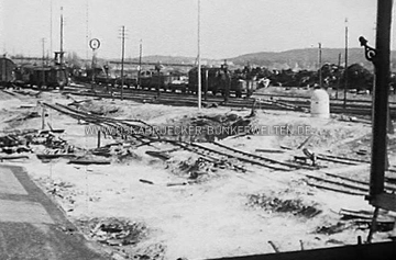 Der Güterbahnhof Osnabrück im April 1945. Am rechten Bildrand ist ein Einmannbunker zu erkennen. Güterbahnhof Osnabrück, April 1945