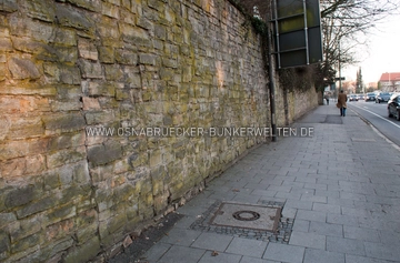 Blick entlang der Mauer am Natruper-Tor-Wall (damals Wiener Wall), hinter welcher sich noch heute Teile des ehemaligen Luftschutzstollens verbergen. Bunker Natruper-Tor-Wall