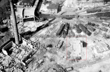 Luftaufnahme des Güterbahnhofs mit angrenzendem Ringlokschuppen. Rot markiert ist das mutmaßliche Bunker-Fundament zu erkennen. Güterbahnhof Ringlokschuppen