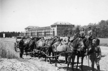 Ein Pferdegespann vom Artillerie-Regiment 6 (Scharnhorstkaserne) an der Sedanstraße in Osnabrück. Im Hintergrund ist das bis Kriegsbeginn nicht mehr fertiggestellte Wehrmachtslazarett am Natruper Holz (später Bundeswehrkrankenhaus) zu erkennen. Pferdegespann Artillerie-Regiment 6 an der Sedanstraße in Osnabrück