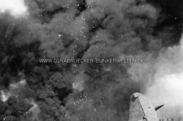 Brennendes Wrack einer Junkers Ju-88 auf dem Fliegerhorst Quakenbrück, 8. April 1944. Brennende Ju-88 Fliegerhorst Quakenbrück, 8. April 1944