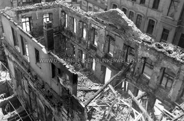 Das ausgebrannte Hotel Dütting am Nikolaiort nach dem Luftangriff vom 20. Juni 1942. Rückseitiger Text: "1) Luftangriff auf Osnabrück am 20.6.42 / 2) Abwurf von Phosphorbrandbomben. / 3) Getroffen wurde das Hotel Dütting. / 4) Das Hotel wurde völlig zerstört. / 5) Aufnahme zeigt das durch Phosphorbrandbomben völlig zerstörte Hotel Dütting." Bombenschäden Hotel Dütting 6. Oktober 1942
