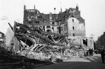 Das Polizeirevier Neustadt am Rosenplatz in Osnabrück nach dem Luftangriff vom 20. Juni 1942. Auf der Rückseite des Fotos wurde notiert: "1. Luftangriff auf Osnabrück am 20.6.1942 / 2. Abwurf von einer Luftmine. / 3. Getroffen wurde das Dienstgebäude des 2. Pol,-Rev und die Häuser Mellerstr. 1, 3 u. 5. / 4. Die Häuser wurden vollständig zerstört. / 5. Aufnahme zeigt das völlig zerstörte Polizei-Revier. 1 Beamter wurde getötet, 8 leicht und schwer verletzt." Polizeirevier Neustadt Osnabrück nach Luftangriff
