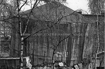 Der Spitzbunker am Hoffmeyerplatz in Osnabrück kurz nach der Sprengung. Links ist der nordwestliche Splitterschutz zu erkennen, hinter welchem sich der Zugang zum Bunker verbarg. Luftschutzturm Hoffmeyerplatz Osnabrück