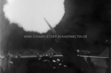 Bildunterschrift: "Mündungsfeuer der schweren Flak. Durch das Mündungsfeuer wird die Stellung taghell erleuchtet." Flak - Nachtangriff auf Osnabrück