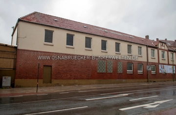 Das Eckgebäude des ehemaligen Straßenbahndepots an der Lotter Straße Ecke Am Kirchenkamp. Unter dem Anbau in der Bildmitte befand sich der Luftschutzraum. Der Anbau selbst scheint aus der frühen Nachkriegszeit gestammt zu haben. Mittlerweile steht hier ein Parkhaus. Eckgebäude Straßenbahndepot