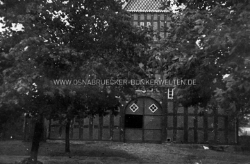 Frontansicht des Bauernhauses an der Halener Straße, aufgenommen von einem Luftwaffenangehörgen bei seinem Dienst bei der angrenzenden Flak. Frontansicht Hof Halener Straße Achmer