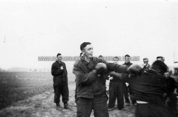 Freizeitbeschäftigung in der Flak-Stellung Jeggen bei Schledehausen Soldaten boxen in Flak-Stellung Jeggen