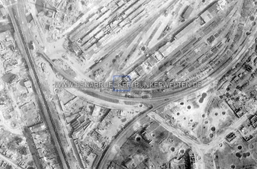 Ausschnitt einer US-Luftaufnahme aus dem Jahr 1945 vom südwestlichen Areal des Osnabrücker Güterbahnhofs und des Bereichs Frankenstraße, Dammstraße und Neulandstraße. Blau markiert ist der ehemalige Löschteich im südwestlichen Bahnbereich. Luftaufnahme Löschteich Güterbahnhof Osnabrück 1945
