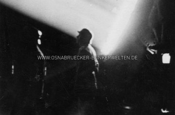 Ein Flakscheinwerfer im nächtlichen Einsatz, angeblich aufgenommen in Osnabrück. Fotograf und Aufnahmedatum wurden leider nicht vermerkt. Flakscheinwerfer in Osnabrück