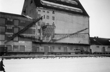 Das alte Getreidesilo im Hafen. Links daneben ist der Speicher III zu sehen. Wann dieses Foto entstand, ist unklar. Heute existiert das Silo nicht mehr. Es wurde 2009 abgerissen. Im Speicher III, in dessen Keller sich ein Luftschutzraum befunden haben soll, befinden sich heute Büros des Logistik-Unternehmens Hellmann. Das alte Getreidesilo im Hafen Osnabrück