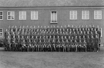 Ein Gruppenfoto, entstanden auf dem Fliegerhorst Quakenbrück. Das Aufnahmedatum sowie Informationen zu den abgebildeten Personen liegen leider nicht vor. Gruppenfoto Fliegerhorst Quakenbrück