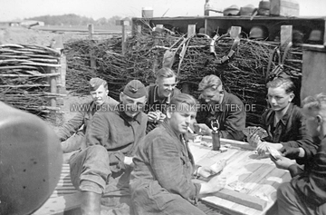 Freizeitbeschäftigung in der Flak-Stellung Jeggen. Freizeitbeschäftigung Mannschaft Flak Jeggen