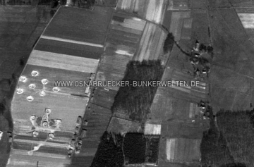 Ausschnitt einer US-Luftaufnahme von 1945. Am linken Bildrand ist die Flak-Stellung Hellern zu erkennen. Am unteren Bildrand verläuft die Rheiner Landstraße. Luftaufnahme USAAF Flak-Stellung Hellern