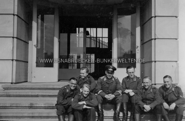 Soldaten posieren vor dem Haupteingang des Klöckner-Verwaltungsgebäudes im heutigen Hasepark. Auf der Rückseite des Fotos wurde notiert: "Flugabwehr bei den Klöckner-Werken Osnabrück". Klöckner-Verwaltungsgebäude