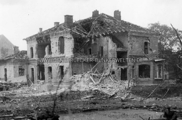Das alte Kinderhospital an der Klubstraße in Osnabrück nach dem Luftangriff vom 6.10.1942. Auf der Rückseite wurde notiert: "1. Luftangriff am 6.10.1942 auf Osnabrück. / 2. Minenbombe. / 3. Getroffen wurde das Kinderhospital in der Clubstraße. / 4. Das Hospital wurde zerstört. / 5. Aufnahme zeigt die Zerstörung." In einer angehefteten Notiz heißt es weiter: "Der Einschlag einer Minenbombe am 6. Oktober 1942 beim Kinderhospital an der Klubstrasse (neben dem Ratsgymnasium) liess von dem Gebäude nur wankende Trümmer übrig, die abgetragen werden mussten. Aufn.: Kiefer" Kinderhospital Osnabrück nach Luftangriff vom 6.10.1942