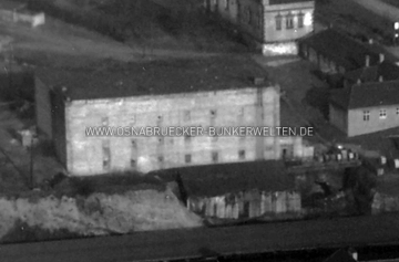 Der Reichsbahn-Hochbunker am Osnabrücker Hauptbahnhof in der frühen Nachkriegszeit. Am linken Bildrand ist der alte Wasserturm zu sehen, rechts die Gleisanlagen. Hochbunker Hauptbahnhof Osnabrück Nachkriegszeit