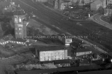 Der Reichsbahn-Hochbunker am Osnabrücker Hauptbahnhof in der frühen Nachkriegszeit. Am linken Bildrand ist der alte Wasserturm zu sehen, rechts die Gleisanlagen. Hochbunker Hauptbahnhof Osnabrück Nachkriegszeit