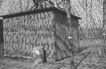 Eine Baracke unter einem Flakturm am Fliegerhorst Achmer. Baracke unter Flakturm in Achmer