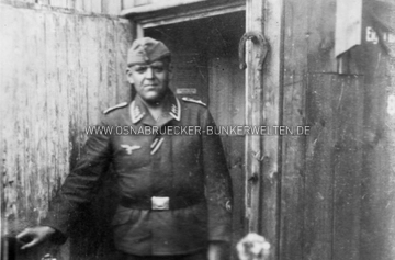 Der Wachtmeister der Batterie vor einer Baracke auf dem Kalkhügel in Osnabrück Wachtmeister Flak Kalkhügel