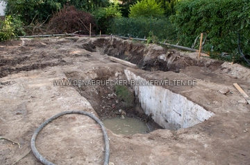 Blick über die bei Bauarbeiten freigelegten Grundmauern des alten Deckungsgrabens des RAD in der Katharinenstraße. Im Vordergrund die mutmaßliche Gasschleuse mit gut erhaltener und verputzter Außenwand, im Hintergrund der Standort des eigentlichen Schutzraums. Freigelegter Deckungsgraben