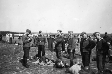 Bei der Flak auf dem Westerberg; Bildunterschrift: "Bekleidungsappell". Flak-Stellung Westerberg