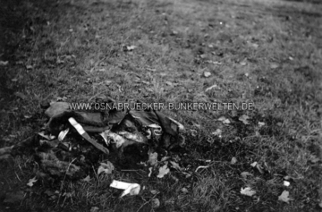 Die bis zur Unkenntlichkeit verstümmelten sterblichen Überreste eines RAF-Angehörigen am Stahlwerksplatz, aufgenommen am 19.9.1940. Sterbliche Überreste eines RAF-Angehörigen am Stahlwerksplatz 1940