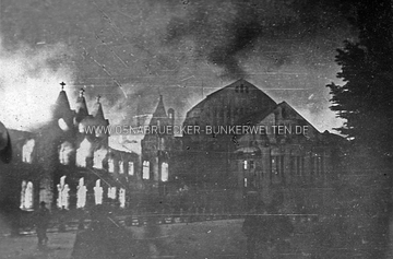 Folgen des Luftangriffs vom 20. Juni 1942: Das Nebengebäude des Osnabrücker Doms brennt. Auf der rechten Bildhälfte ist das Theater zu erkennen. Nebengebäude des Osnabrücker Doms brennt
