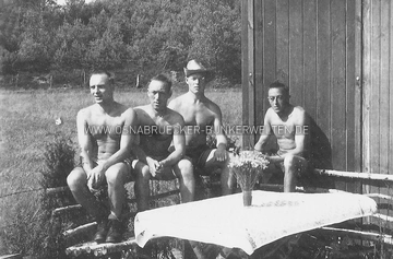 Luftwaffenangehörige vor einer Baracke in einer Flak-Stellung bei Achmer im Mai 1942. Luftwaffenangehörige in Achmer