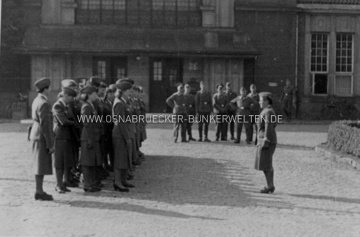 Eine Abteilung des Fluko Osnabrück nimmt Aufstellung vor dem Bahnhofsgebäude in Quakenbrück, 1941 Fluko Osnabrück am Bahnhof Quakenbrück