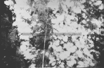 Luftangriff auf Osnabrück am 9. März 1945. Deutlich sind trotz Wolkendecke die Ziel-Markierung der Pathfinder-Maschine und Bombeneinschläge an der Kreuzung Tannenburgstraße und Schützenstraße zu erkennen. Luftangriff auf Osnabrück am 9. März 1945