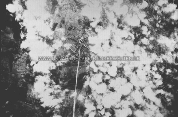 Luftangriff auf Osnabrück am 9. März 1945. Deutlich sind trotz Wolkendecke die Ziel-Markierung der Pathfinder-Maschine und Bombeneinschläge an der Kreuzung Tannenburgstraße und Schützenstraße zu erkennen. Luftangriff auf Osnabrück am 9. März 1945