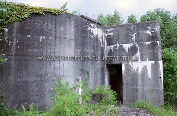 Der mit der Aufschrift "Kohlenbunker" versehene Rundbunker im Osnabrücker Güterbahnhof. Zu sehen ist der östliche Splitterschutz und ein Teil des runden Hauptkörpers des Reichsbahn-Bunkers. Der "Kohlenbunker" im Osnabrücker Güterbahnhof
