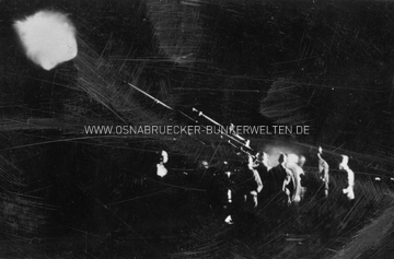 Ein stark zerkratztes Foto einer Flak im Nachteinsatz in Osnabrück. Fotograf und Aufnahmedatum wurden leider nicht vermerkt. Flak bei Nacht in Osnabrück
