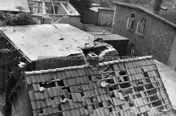 Bombenschäden an mehreren Hausdächern, aufgenommen im Raum Osnabrück. Die Aufnahme wurde am 14. September 1940 im Osnabrücker Tageblatt abgedruckt. Demnach soll dieses Foto "Bombenschäden an Wohnhäusern im Osten der Stadt Osnabrück" zeigen. Nähere Einzelheiten finden sich nicht. Bombenschäden Hausdächer Raum Osnabrück