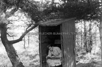 Stilles Örtchen einer Sendestation der Luftwaffe bei Achmer, Aufnahmedatum unklar. Stilles Örtchen Fliegerhorst Achmer