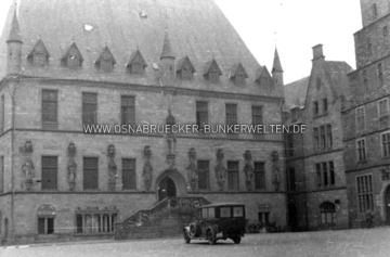 Das Osnabrücker Rathaus im Jahr 1942. Am rechten Bildrand ist die alte Feuerwache in der Stadtwaage am Markt (heute Standesamt) zu erkennen. Beide genannten Gebäude verfügten während des 2. Weltkriegs über hauseigene Luftschutzkeller. Rathaus Osnabrück 1942