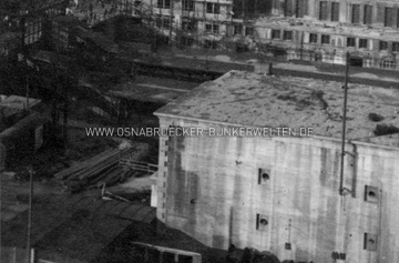 Ausschnitt einer Aufnahme aus dem Jahr 1947. Im Vordergrund ist der Hochbunker, im Hintergrund das Hauptgebäude des Hauptbahnhofs zu sehen. Hochbunker Hauptbahnhof