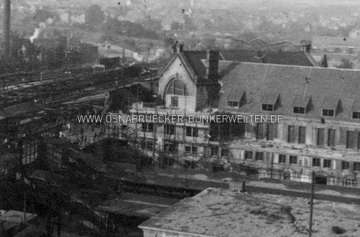 Blick vom Wasserturm auf den Osnabrücker Hauptbahnhof. Im Vordergrund ist ein Teil des massiven Hochbunkers zu sehen. Hochbunker Hauptbahnhof