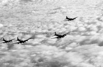 Ein Verband von amerikanischen B-17 "Flying Fortresses" im Anflug auf Osnabrück. B17 im Anflug auf Osnabrück